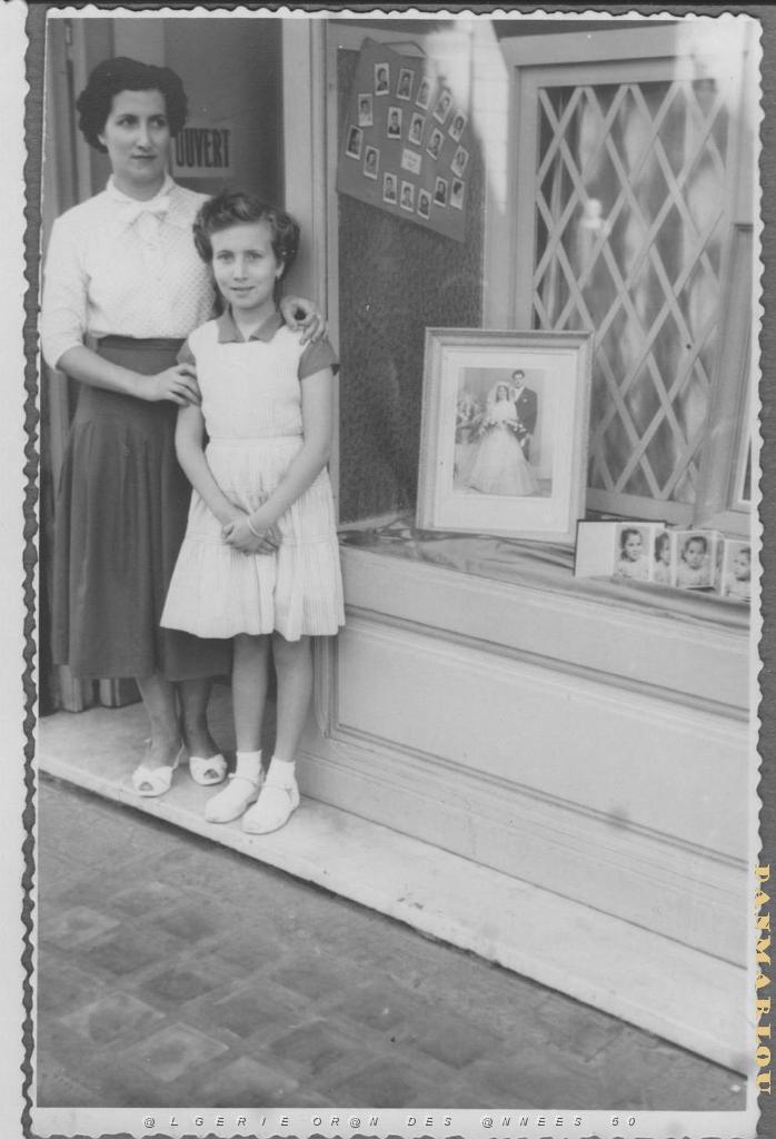 FAMILLE  DEVANT  L'ATELIER DE MME BOUTIN. MAMAN ET MOI.jpg